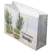 Grand Sac Cadeau Photo de 2 ananas sur une plage Anniversaire (Devant Angle)