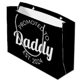 Grand Sac Cadeau Promu À Daddy Est. 2024 I (Dos Angle)