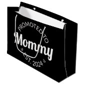 Grand Sac Cadeau Promu À Mommy Est. 2024 I (Devant Angle)