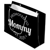 Grand Sac Cadeau Promu À Mommy Est. 2025 I (Devant Angle)