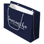 Grand Sac Cadeau Proposition Bridesmaid | Script moderne bleu marin (Devant Angle)