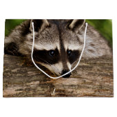 Grand Sac Cadeau Raccoon mignon reposant sur un journal (Devant)
