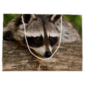 Grand Sac Cadeau Raccoon mignon reposant sur un journal (Dos)