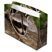 Grand Sac Cadeau Raccoon mignon reposant sur un journal (Dos Angle)