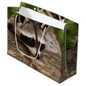 Grand Sac Cadeau Raccoon mignon reposant sur un journal (Devant Angle)