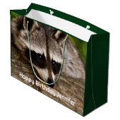 Grand Sac Cadeau Raccoon mignon reposant sur un journal (Dos Angle)