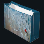 Grand Sac Cadeau Red Cardinal dans Winter Nature Photo de Christmas<br><div class="desc">Grand sac cadeau avec une photo nature pittoresque avec un cardinal rouge vif. Contrasté par rapport à un arrière-plan hivernal extérieur avec la neige tombant doucement vers le bas.</div>