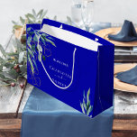 Grand Sac Cadeau Royal bleu eucalyptus mariage<br><div class="desc">Un arrière - plan bleu royal. Décoré avec de la verdure d'eucalyptus aquarellée,  et du feuillage doré. Personnalisez et ajoutez une date et le nom de la mariée et du marié. Texte blanc. Parfait pour l'emballage cadeau ou pour les faveurs.</div>