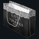 Grand Sac Cadeau Sacs-cadeaux Chalkboard & Lace Collection Mariage<br><div class="desc">Les Sacs-Cadeaux Chalkboard & Lace Collection Mariage. *Veuillez noter que Zazzle ne vend que des produits imprimés,  par conséquent cet article n'a pas de vrais matériaux de dentelle.</div>