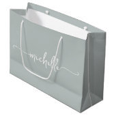 Grand Sac Cadeau Sage Vert Élégant Nom Monogramme Script (Devant Angle)