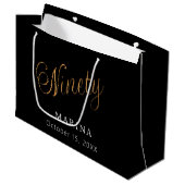 Grand Sac Cadeau Script de nom en or noir 90e anniversaire (Devant Angle)
