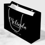 Grand Sac Cadeau Script moderne, Bridesmaitres personnalisées<br><div class="desc">Script moderne Black and White Personnalisé Bridesmaids Sac cadeau avec nom de femme d'honneur personnalisée en blanc style de police de script moderne avec titre et date mariage dans le style de police sans serif moderne sur arrière - plan noir. Aussi parfait pour Maid of Honor, Flower Girl, Mother of...</div>