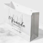 Grand Sac Cadeau Script moderne, Bridesmaitres personnalisées<br><div class="desc">Sac cadeau Bridesmaids personnalisé avec nom de femme d'honneur personnalisé en gris style de police de script moderne et monogramme en gris clair style de police de script moderne comme arrière - plan avec titre et date de mariage en gris moderne sans serif style de police. Parfait aussi pour homme...</div>