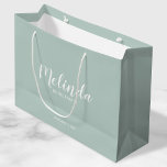 Grand Sac Cadeau Script moderne, Bridesmaitres personnalisées<br><div class="desc">Sac cadeau Bridesmaids de Script moderne personnalisé avec nom de femme d'honneur personnalisée en blanc style de police de script moderne avec titre et date mariage dans le style de police sans serif moderne sur sag arrière - plan vert. Aussi parfait pour Maid of Honor, Flower Girl, Mother of the...</div>