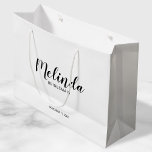 Grand Sac Cadeau Script moderne, Bridesmaitres personnalisées<br><div class="desc">Sac cadeau Bridesmaids de Script moderne personnalisé avec nom de femme d'honneur personnalisée en noir style de police script moderne avec titre et date mariage dans le style de police sans serif moderne sur arrière - plan blanc. Aussi parfait pour Maid of Honor, Flower Girl, Mother of the Bride, Groomsmen,...</div>