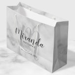 Grand Sac Cadeau Script moderne Marbre blanc de servante d'accueil<br><div class="desc">Sac cadeau Bridesmaids personnalisé avec nom de femme d'accueil personnalisé en gris style de police de script moderne et monogramme en gris clair style de police de script moderne en arrière - plan avec titre et date mariage en gris moderne sans serif style de police sur arrière - plan de...</div>