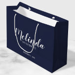 Grand Sac Cadeau Script moderne Marine Bleu demoiselles d'honneur p<br><div class="desc">Sac-cadeau d'demoiselles d'honneur moderne bleu marine avec nom de femme d'honneur personnalisée en blanc style de police de script moderne avec titre et date de mariage dans style de police sans serif moderne sur arrière - plan bleu marine. Aussi parfait pour Maid of Honor, Flower Girl, Mother of the Bride,...</div>