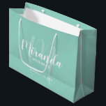 Grand Sac Cadeau Script moderne Mention de femme de chambre personn<br><div class="desc">Sac cadeau Bridesmaids personnalisé avec nom de femme d'accueil personnalisé en blanc style de police de script moderne et monogramme en vert menthe clair style de police de script moderne comme arrière - plan avec titre et date mariage en blanc moderne sans serif style de police sur arrière - plan...</div>