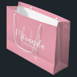 Grand Sac Cadeau Script moderne Porte-mère personnalisée rose pâle<br><div class="desc">Sac cadeau Bridesmaids personnalisé avec nom de femme d'accueil personnalisé en style de police de script moderne blanc et monogramme en style de police de script moderne rose pâle comme arrière - plan avec titre et date mariage en blanc moderne sans serif style de police sur arrière - plan rose...</div>