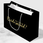 Grand Sac Cadeau Serez-Vous Ma Femme D'Accueil ? Proposition modern<br><div class="desc">"Serez-Vous Ma Femme D'Accueil ?" Le sac cadeau de proposition moderne comporte le titre "Will You Be My Bridesmaid?" en or style de police de script moderne sur arrière - plan noir. Remarque : Les détails du papier sont simulés dans l'illustration. Il n'y aura pas de métal sur ce produit....</div>