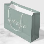 Grand Sac Cadeau Serez-Vous Ma Femme D'Accueil ? Proposition modern<br><div class="desc">"Serez-Vous Ma Femme D'Accueil ?" Le sac cadeau de proposition moderne comporte le titre "Will You Be My Bridesmaid?" en blanc style de police de script moderne sur arrière - plan vert sage.</div>