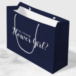 Grand Sac Cadeau Serez-Vous Ma Fille Fleur ? Bleu de marine moderne<br><div class="desc">"Seras-Tu Ma Fille Aux Fleurs ?" Sac cadeau bleu marine moderne avec le libellé "Will You Be My Flower Girl?" en blanc style de police moderne sur arrière - plan bleu marine.</div>