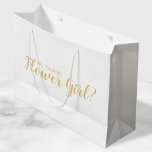 Grand Sac Cadeau Serez-Vous Ma Fille Fleur ? Or de script moderne<br><div class="desc">"Seras-Tu Ma Fille Aux Fleurs ?" Sac cadeau moderne Script blanc et or avec le titre "Will You Be My Flower Girl?" en or style de police de script moderne sur arrière - plan blanc. Remarque : Les détails du papier sont simulés dans l'illustration. Il n'y aura pas de métal...</div>