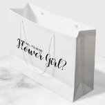 Grand Sac Cadeau Serez-Vous Ma Fille Fleur ? Proposition moderne<br><div class="desc">"Seras-Tu Ma Fille Aux Fleurs ?" Le sac cadeau de proposition moderne comporte le titre "Will You Be My Flower Girl?" en noir style de police de script moderne sur arrière - plan blanc.</div>