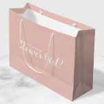 Grand Sac Cadeau Serez-Vous Ma Fille Fleur ? Proposition moderne<br><div class="desc">"Seras-Tu Ma Fille Aux Fleurs ?" Le sac cadeau de proposition moderne comporte le titre "Will You Be My Flower Girl?" en blanc style de police de script moderne sur arrière - plan rose pâle.</div>