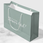 Grand Sac Cadeau Serez-Vous Ma Fille Fleur ? Proposition moderne<br><div class="desc">"Seras-Tu Ma Fille Aux Fleurs ?" Le sac cadeau de proposition moderne comporte le titre "Will You Be My Flower Girl?" en blanc style de police de script moderne sur arrière - plan vert sage.</div>