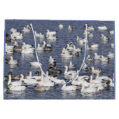 Grand Sac Cadeau Un troupeau d'oies des neiges à la plage (Dos)