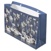 Grand Sac Cadeau Un troupeau d'oies des neiges à la plage (Dos Angle)