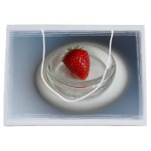 Grand Sac Cadeau Une fraise dans une tasse (Devant)