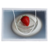 Grand Sac Cadeau Une fraise dans une tasse (Dos)