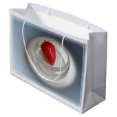 Grand Sac Cadeau Une fraise dans une tasse (Dos Angle)