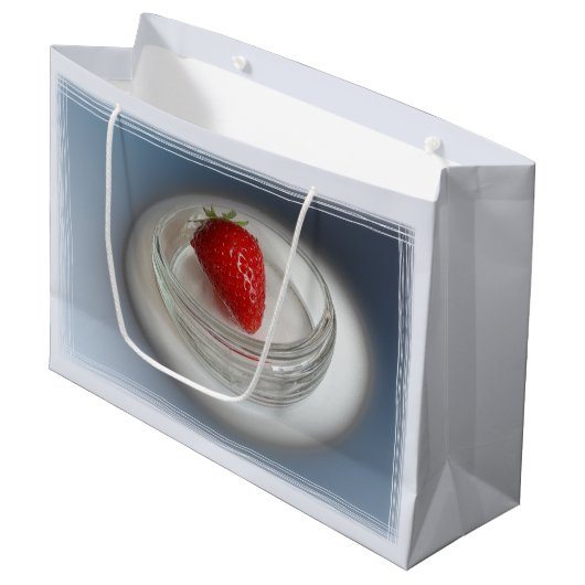 Grand Sac Cadeau Une fraise dans une tasse (Devant Angle)