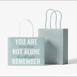Grand Sac Cadeau Vous N'Êtes Pas Seul À Vous Souvenir De Inspiratio<br><div class="desc">Vous N'Êtes Pas Seul À Vous Souvenir De Inspiration Mint</div>