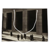 Grand Sac Cadeau Wall Street (par Paul Strand, 1915) (Devant)