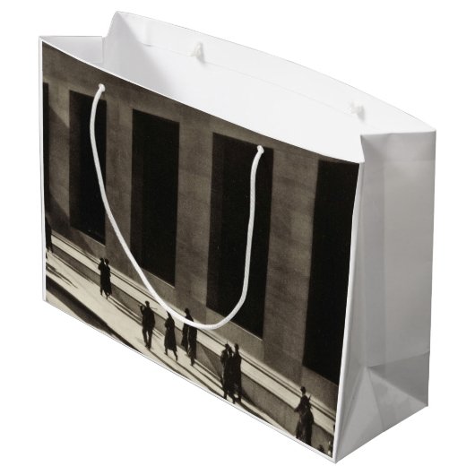 Grand Sac Cadeau Wall Street (par Paul Strand, 1915) (Dos Angle)