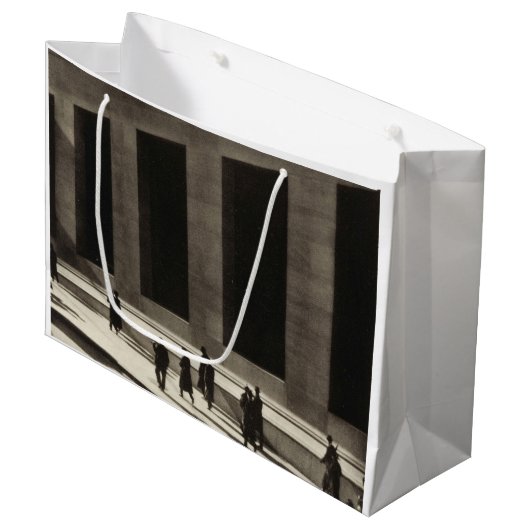 Grand Sac Cadeau Wall Street (par Paul Strand, 1915) (Devant Angle)