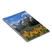 Grand Tetons met Gele Bloemen Notitieboek (Rechterzijde)