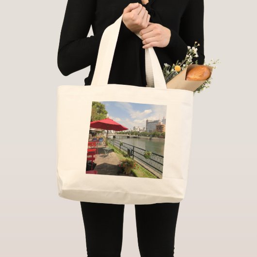 GRAND TOTE BAG 広島市。京橋川沿いのオープンカフェにて。 (Devant (produit))