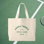 Grand Tote Bag Après le tennis Social Club Custom Green Crest<br><div class="desc">Après le tennis Social Club Green Crest sac fourre-tout de tennis. Personnalisez avec l'année et l'emplacement. Parfait pour transporter vos essentiels de tennis, comme cadeau pour un amoureux du tennis ou comme sacs-cadeaux pour un bachelier à thème de tennis ou une fête de bachelorette. Conçu pour correspondre à notre collection...</div>
