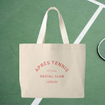 Grand Tote Bag Après le Tennis Social Club Custom Pink Crest<br><div class="desc">Après Tennis Social Club Pink Crest sac fourre-tout de tennis. Personnalisez avec l'année et l'emplacement. Parfait pour transporter vos essentiels de tennis, comme cadeau pour un amoureux du tennis ou comme sacs-cadeaux pour un bachelier à thème de tennis ou une fête de bachelorette. Conçu pour correspondre à notre collection Après...</div>