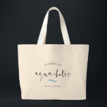 Grand Tote Bag AQUA-HOLIC Moderne Funny Nom personnalisé Summer B<br><div class="desc">Plage d'été amusante fourre-tout lecture FIERCELY AQUA-HOLIC dans un design de calligraphie script moderne et tendance avec un accent vague nautique en bleu clair, texte personnalisable ci-dessus et votre nom personnel ci-dessous. Un cadeau idéal pour une escapade en bachelorette ou en demoiselle d'honneur ou une surprise d'anniversaire pour toute personne...</div>