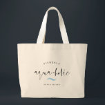 Grand Tote Bag AQUA-HOLIC Moderne Funny Nom personnalisé Summer B<br><div class="desc">Plage d'été amusante fourre-tout lecture FIERCELY AQUA-HOLIC dans un design de calligraphie script moderne et tendance avec un accent vague nautique en bleu clair, texte personnalisable ci-dessus et votre nom personnel ci-dessous. Un cadeau idéal pour une escapade en bachelorette ou en demoiselle d'honneur ou une surprise d'anniversaire pour toute personne...</div>