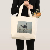Grand Tote Bag Balade en chameaux tribaux : Marée matinale Sables (Devant (produit))