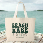 Grand Tote Bag Beach Babe Emerald Green Cool Bachelorette Party<br><div class="desc">Préparez-vous à une fabuleuse fête au bord de la plage avec notre Beach Babe Emerald Green Cool Bachelorette Party Grand Sac fourre-tout - l'accessoire ultime pour votre Miami, la Floride bachelorette party ou toute autre fête sur le thème de la plage! Ce sac fourre-tout en toile personnalisée n'est pas seulement...</div>