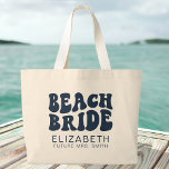 Grand Tote Bag Beach Bride Navy Blue Cool Bachelorette Party<br><div class="desc">Célébrez en style avec notre Beach Bride Navy Blue Cool Bachelorette Party Grand Sac fourre-tout - l'accessoire parfait pour vos festivités sur le thème de la plage! Ce sac fourre-tout en toile personnalisée n'est pas seulement un ajout élégant à votre bachelorette de plage, mais un cadeau réfléchi et pratique pour...</div>