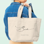 Grand Tote Bag Bride Modern Elegant Script Mariage Nom personnali<br><div class="desc">Bride Modern Elegant Script Typography Mariage Custom Name Sac fourre-tout présente le texte simple "Bride" dans une élégante typographie de script de calligraphie noire moderne. Personnalisé avec votre nom personnalisé et votre date de mariage. Parfait pour la mariée pour une douche nuptiale ou un jour de mariage. Conçu par Evco...</div>